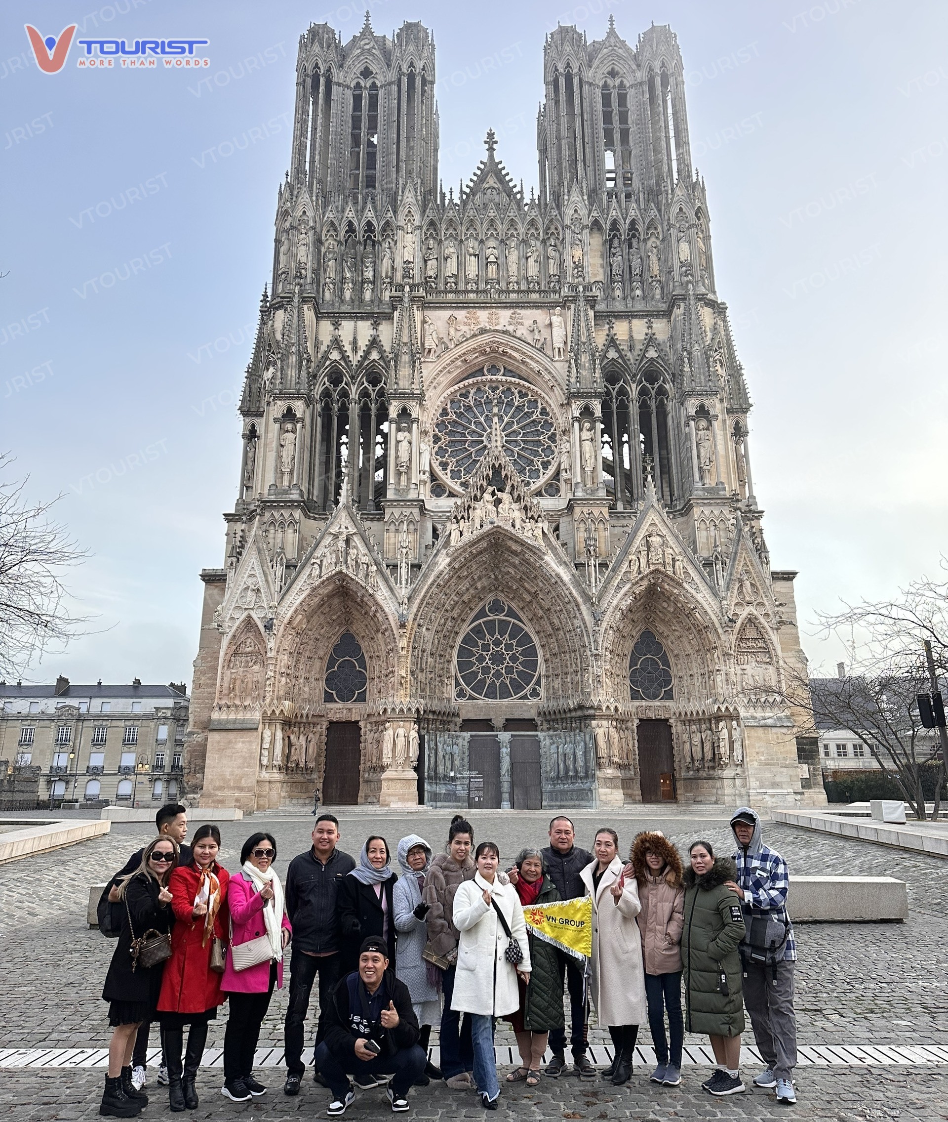 Đoàn VTourist check-in tại Nhà Thờ Đức Bà Paris trong kỳ nghỉ mùa đông tại Châu Âu