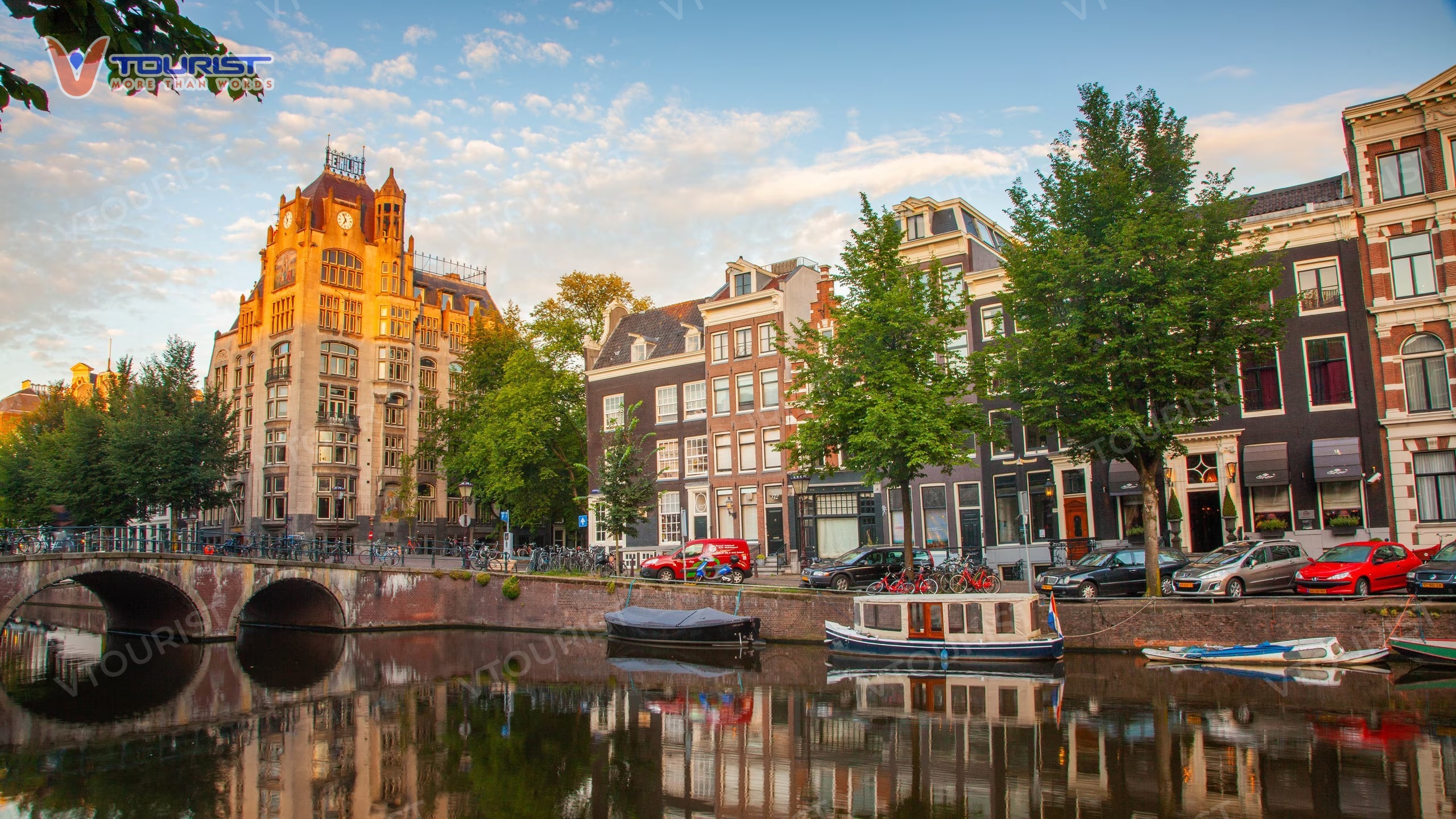 Mùa xuân và mùa hè là thời điểm du lịch lý tưởng ghé thăm kênh đào Amsterdam