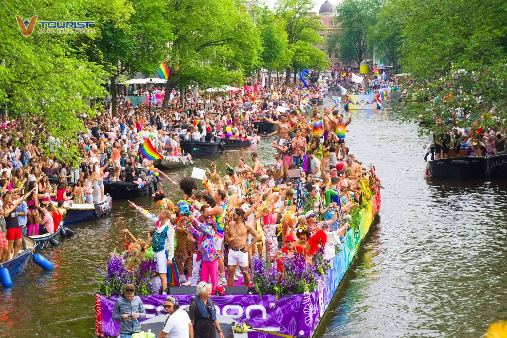 Lễ hội Gay Pride với không khi nhộn nhịp thu hút hàng ngàn khách du lịch tham gia