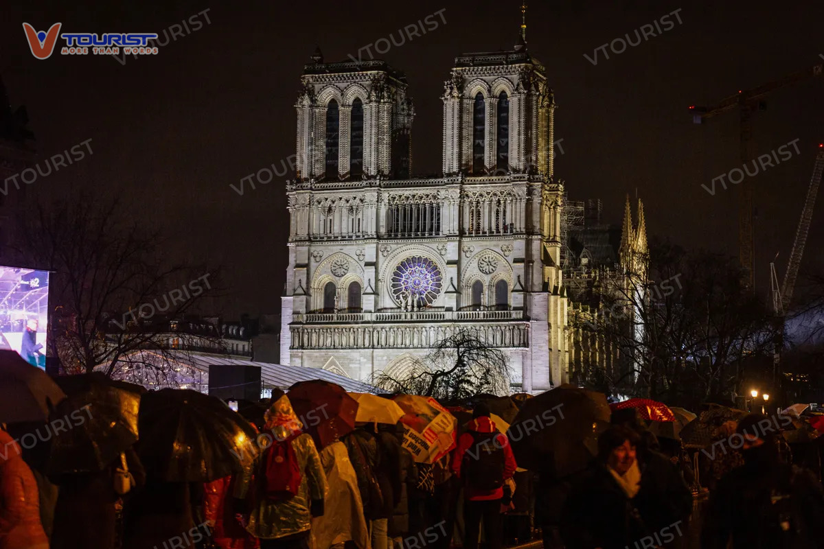 Hàng ngàn người dân xếp hàng vào tham gia lễ mở cửa nhà thờ Đức Bà Paris tối ngày 07/12/2024