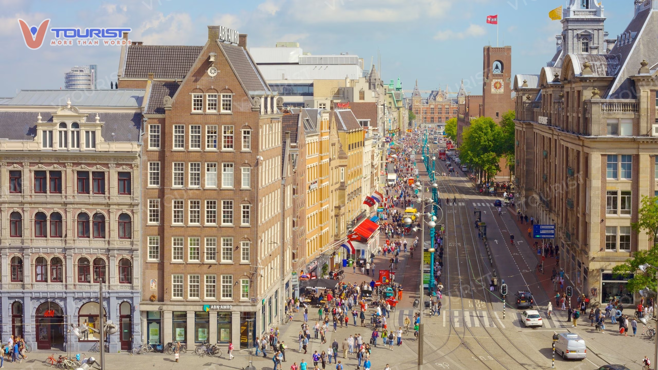 Quảng trường Dam Square nằm trên tuyến đường giao thông chính của thành phố thuận tiện di chuyển từ nhiều nơi