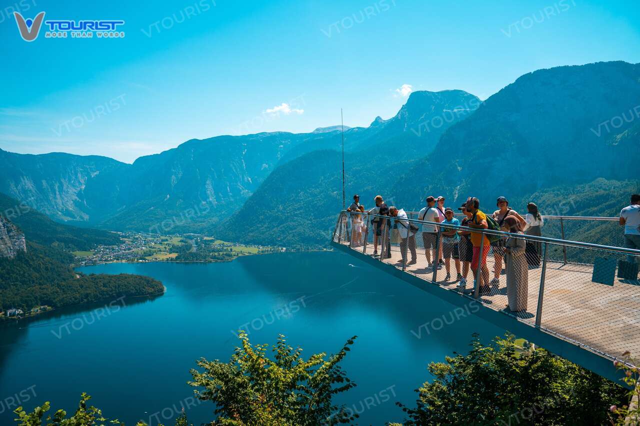 Đài quan sát Hallstatt Skywalk lơ lửng trên độ cao 360m