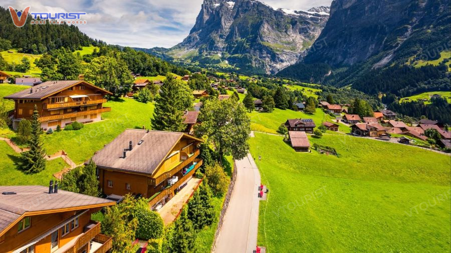 Mỗi bước đi quanh Thung lũng Grindelwald đều gợi nhớ đến ký ức ngọt ngào của bộ phim