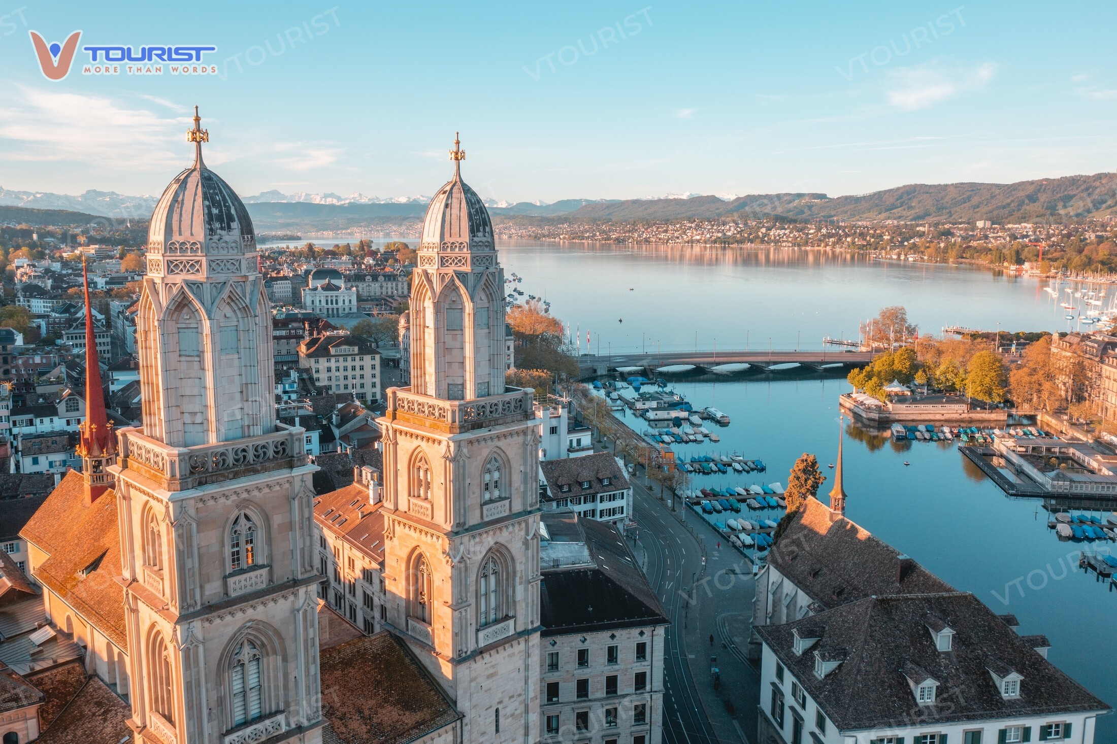 Tháp đôi Grossmünster với tầm nhìn trọn vẹn vẻ đẹp của dòng sông Limmat hiền hòa