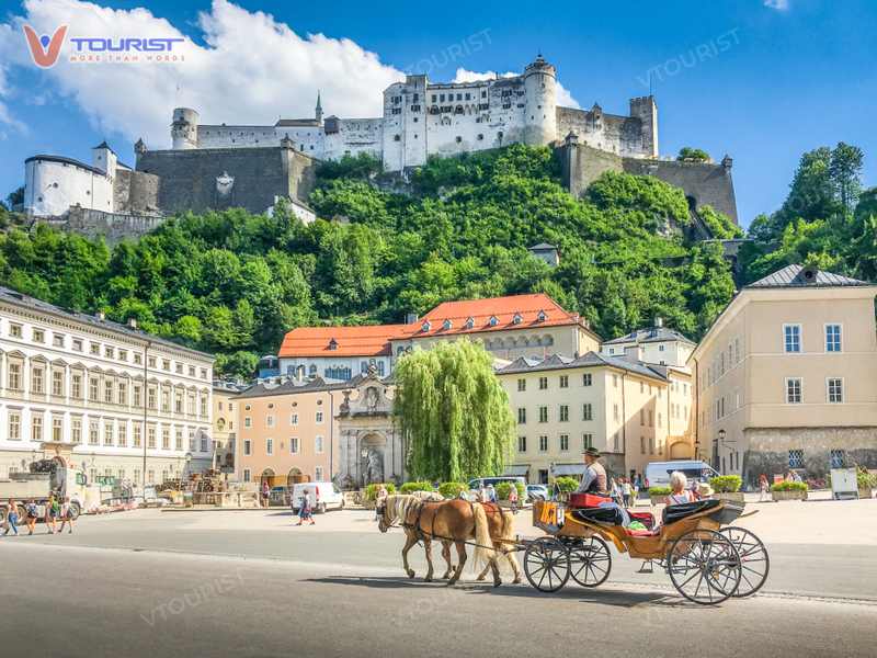 Pháo đài Hohensalzburg là một trong những pháo đài Trung cổ lớn nhất còn tồn tại ở Châu Âu