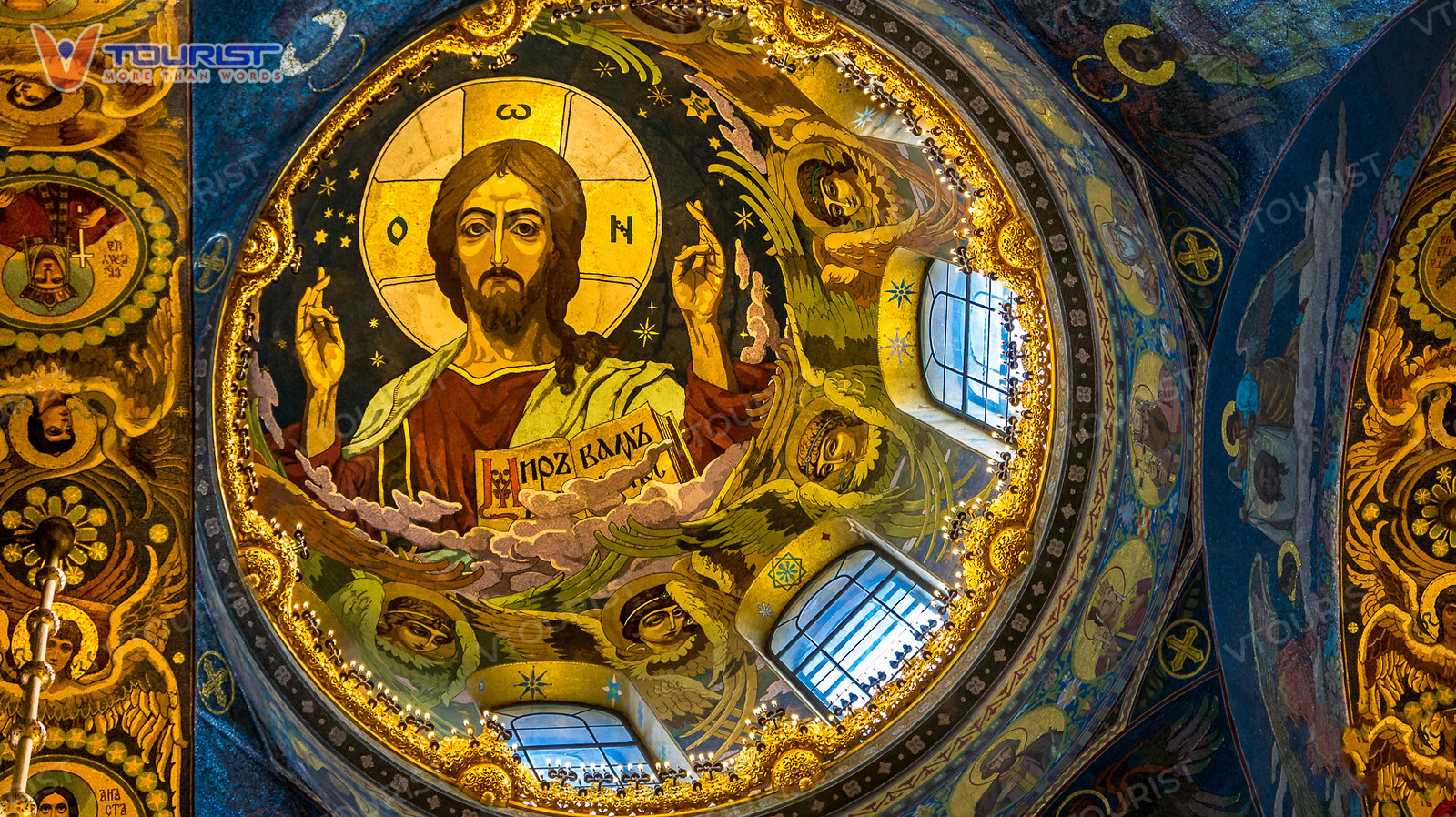 Hình ảnh Chúa Jesus Pantocrator đầy uy nghi ngay trung tâm mái vòm chính