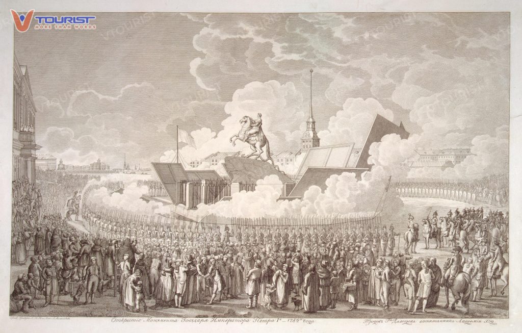 Trước nghi lễ khánh thành, nữ hoàng yêu cầu làm một tấm bảng “Tặng Peter Đại đế, Catherine II, Mùa hè năm 1782” gắn lên bệ tượng