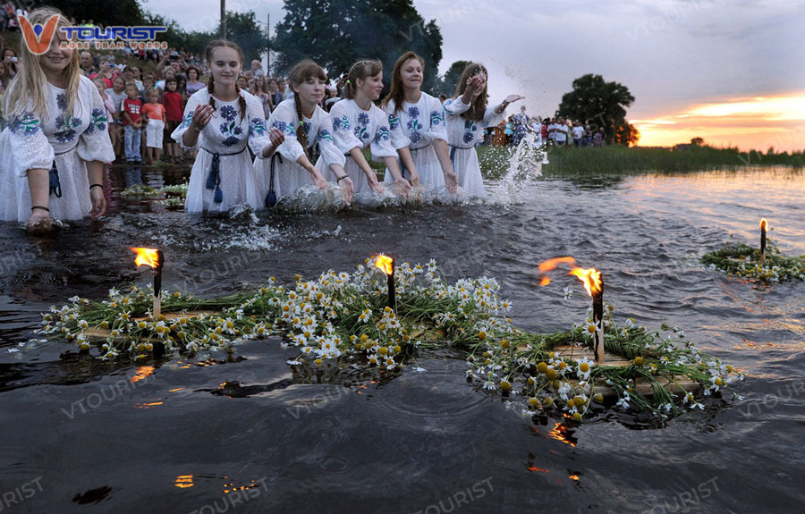 Thiếu nữ thả vòng hoa đoán duyên bên bờ sông trong lễ hội Ivan Kupala