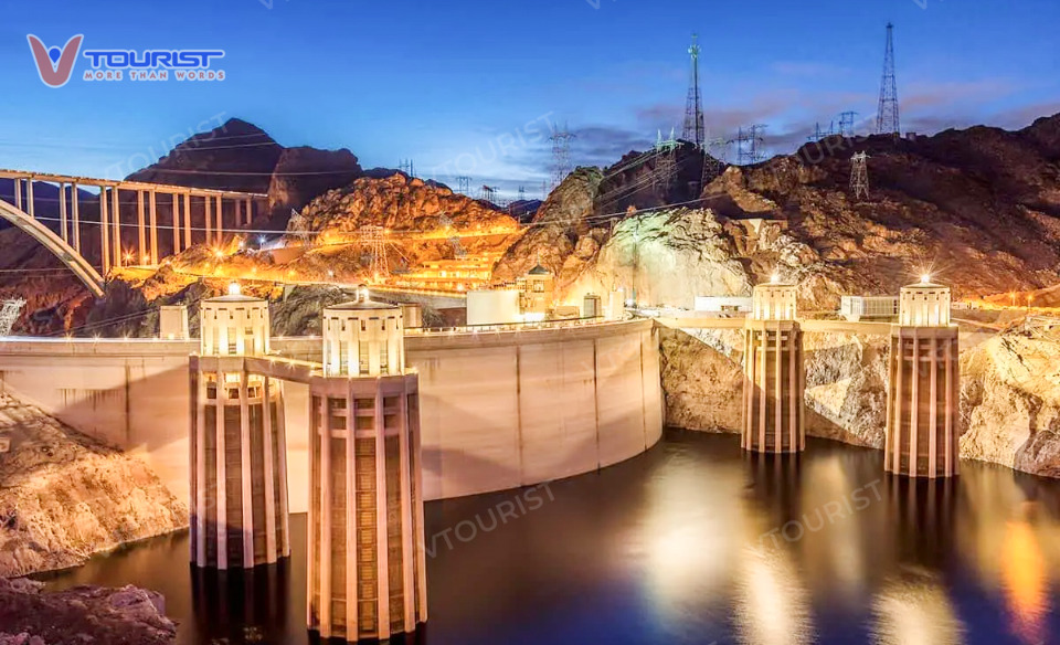 Tên gọi Hoover Dam nhằm vinh danh Tổng thống Herbert Hoover đã có những đóng góp to lớn trong quá trình xây dựng dự án