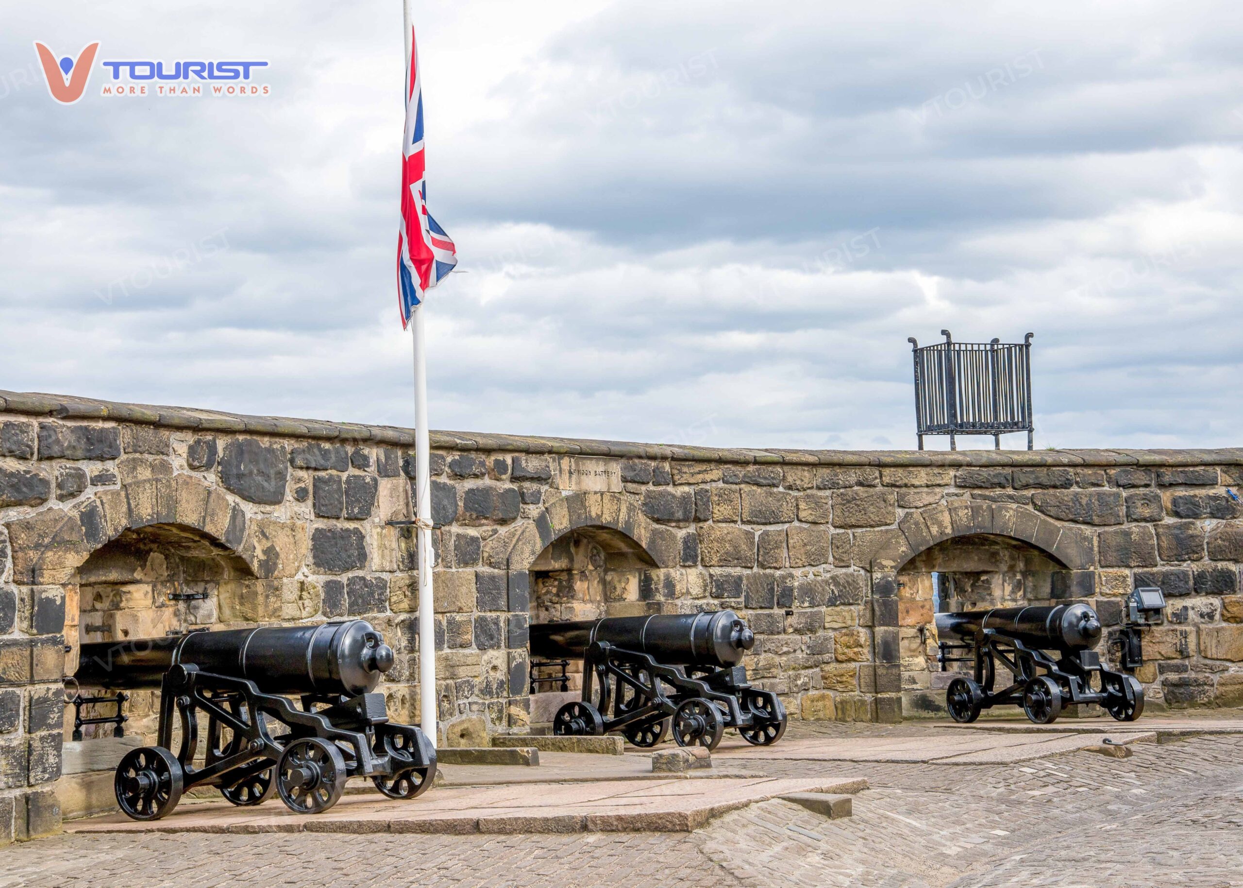 Lâu đài trang bị một loạt các khẩu pháo có sức công phá lớn luôn sẵn sàng cho các cuộc chiến đẫm máu
