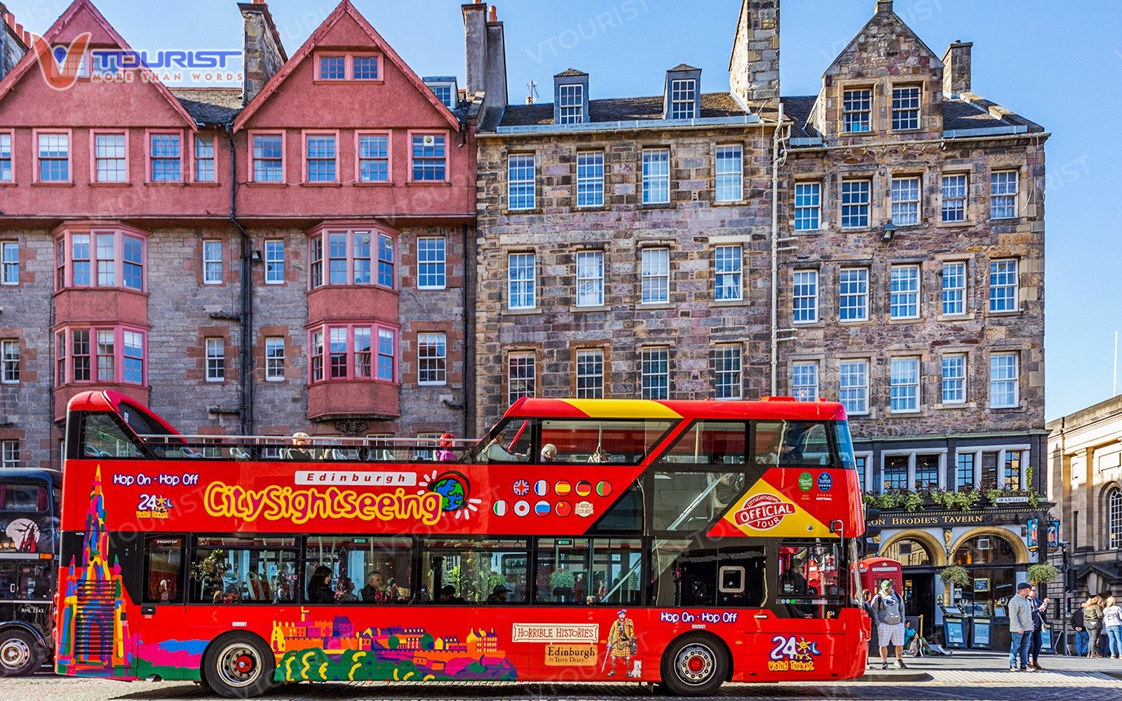 Xe bus du lịch tham quan những địa điểm nổi tiếng của Scotland