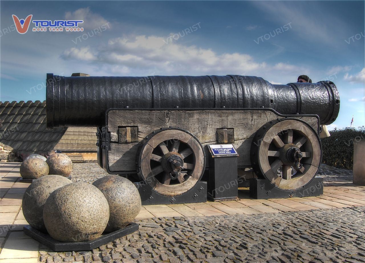Khẩu pháo Mons Meg là vũ khí tối tân nhất và là nỗi khiếp sợ của toàn thế Châu Âu lúc bấy giờ