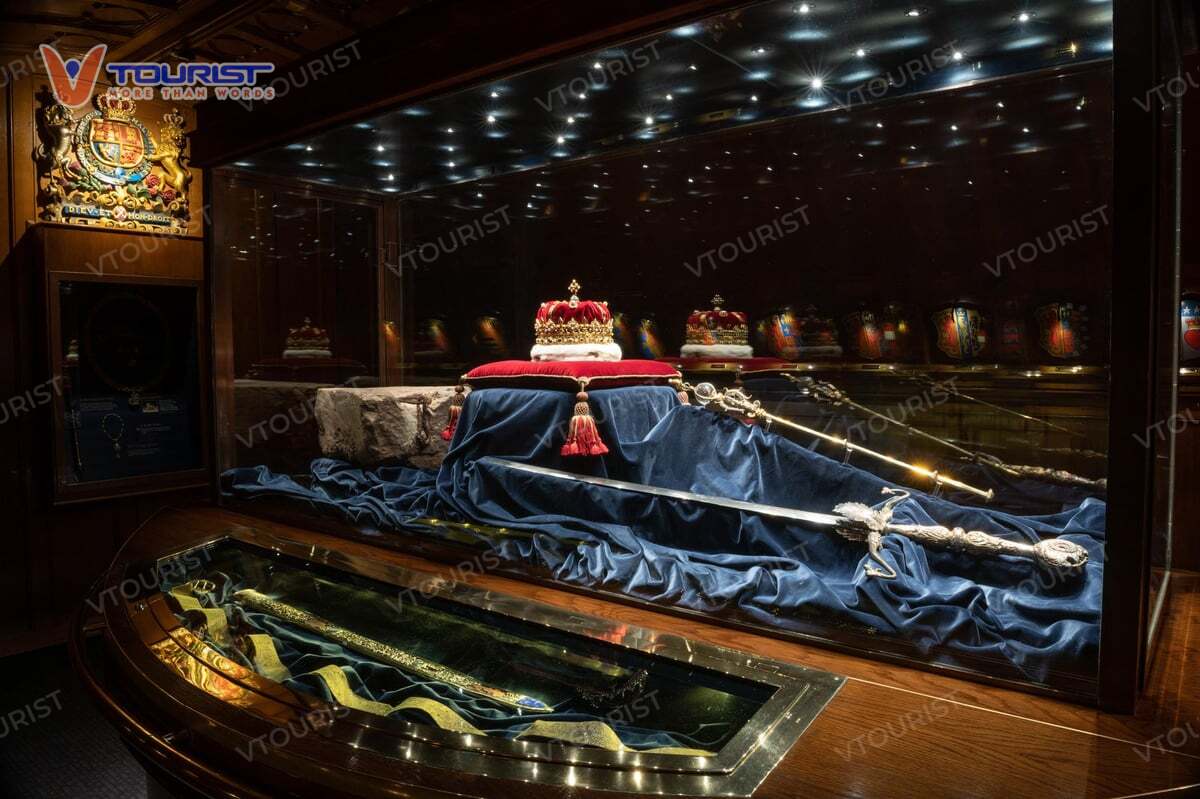 Vương miện và thanh kiếm hoàng gia Scotland báu vật vô giá tượng trưng cho quyền lực tối cao