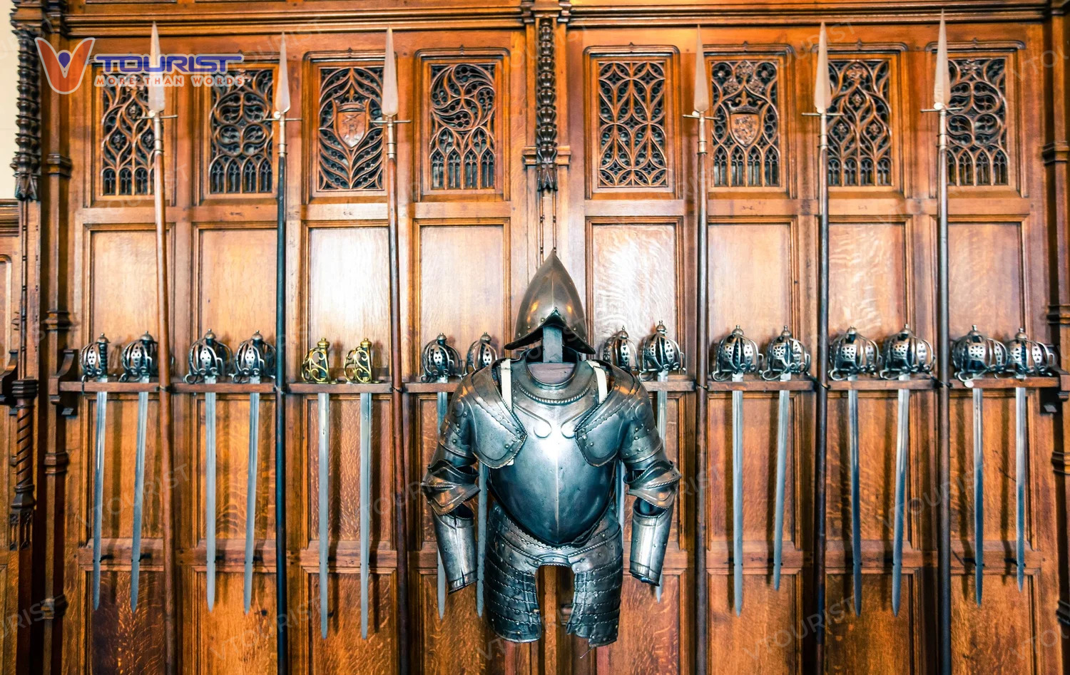 Áo giáp, gươm, giáo đặt dọc 2 bên tường thể hiện sức mạnh quân sự tối cao của Scotland