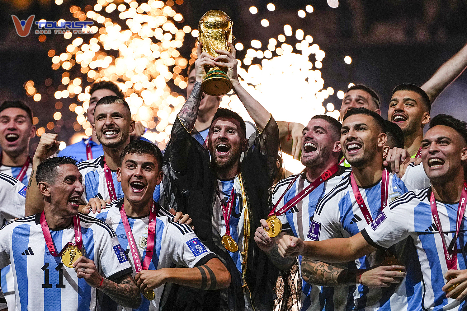 Khoảnh khắc lịch sử Messi và đội tuyển Argentina nâng cao chiếc cúp vô địch tại Qatar trong mùa World Cup 2022 vẫn còn gây xúc động trong lòng fan hâm mộ
