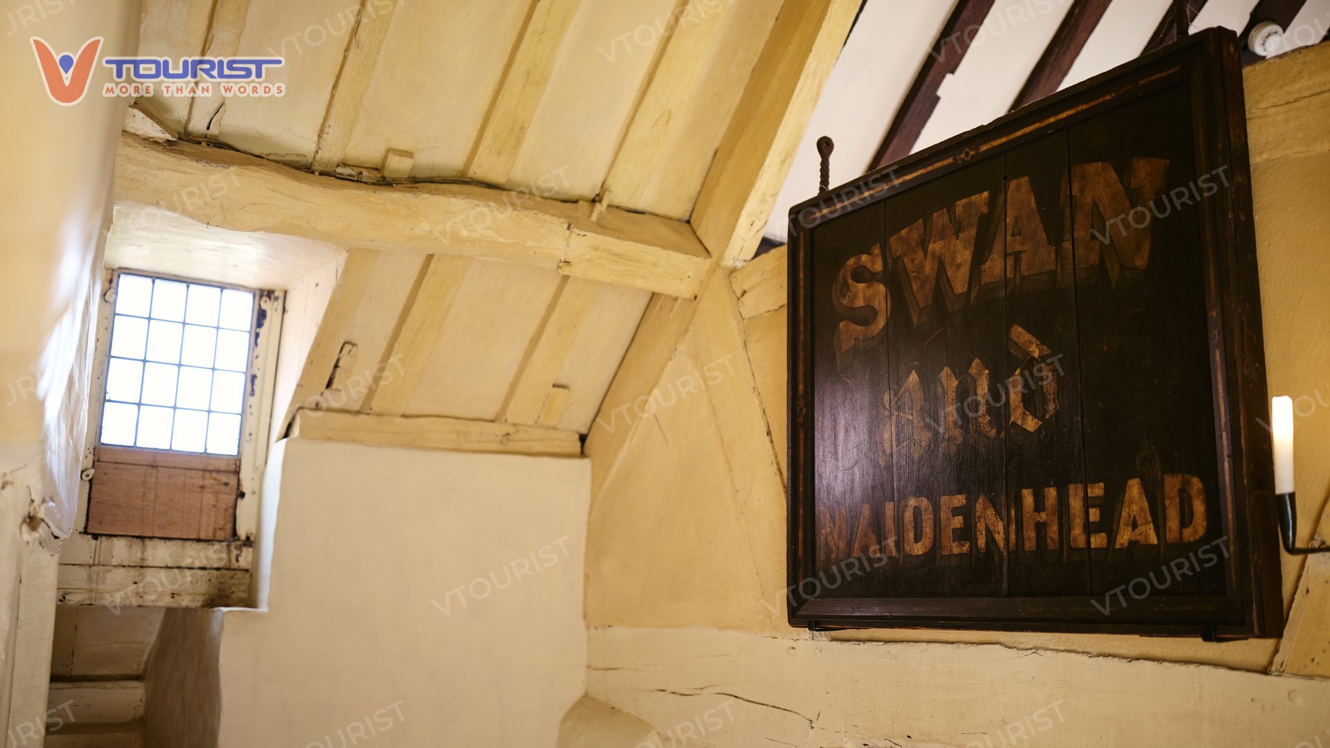 Tấm bản quán trọ cổ Swan and Maidenhead được trưng bày như một dấu tích lịch sử bên trong ngôi nhà