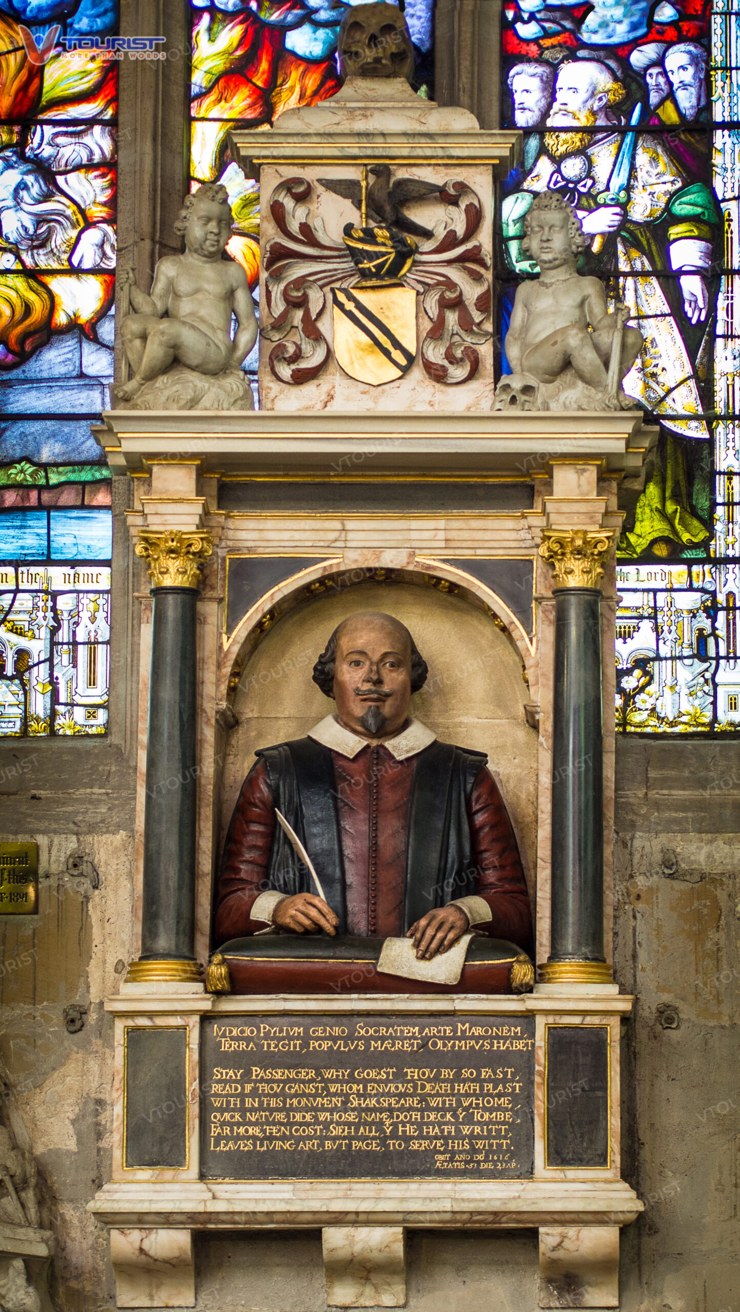 Bức tượng William Shakespeare đặt ngay bên cạnh phần mộ ông