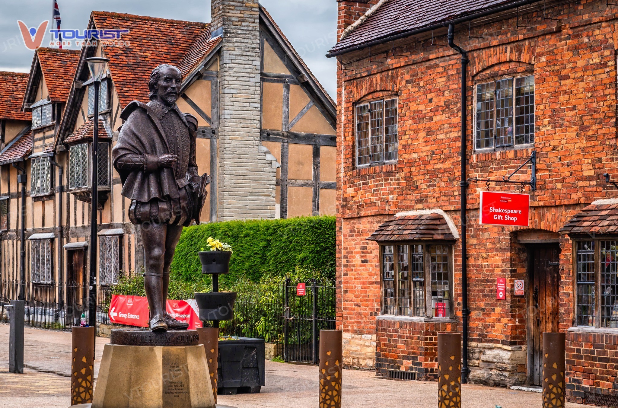 Bức tượng William Shakespeare đặt tại lối vào thành phố