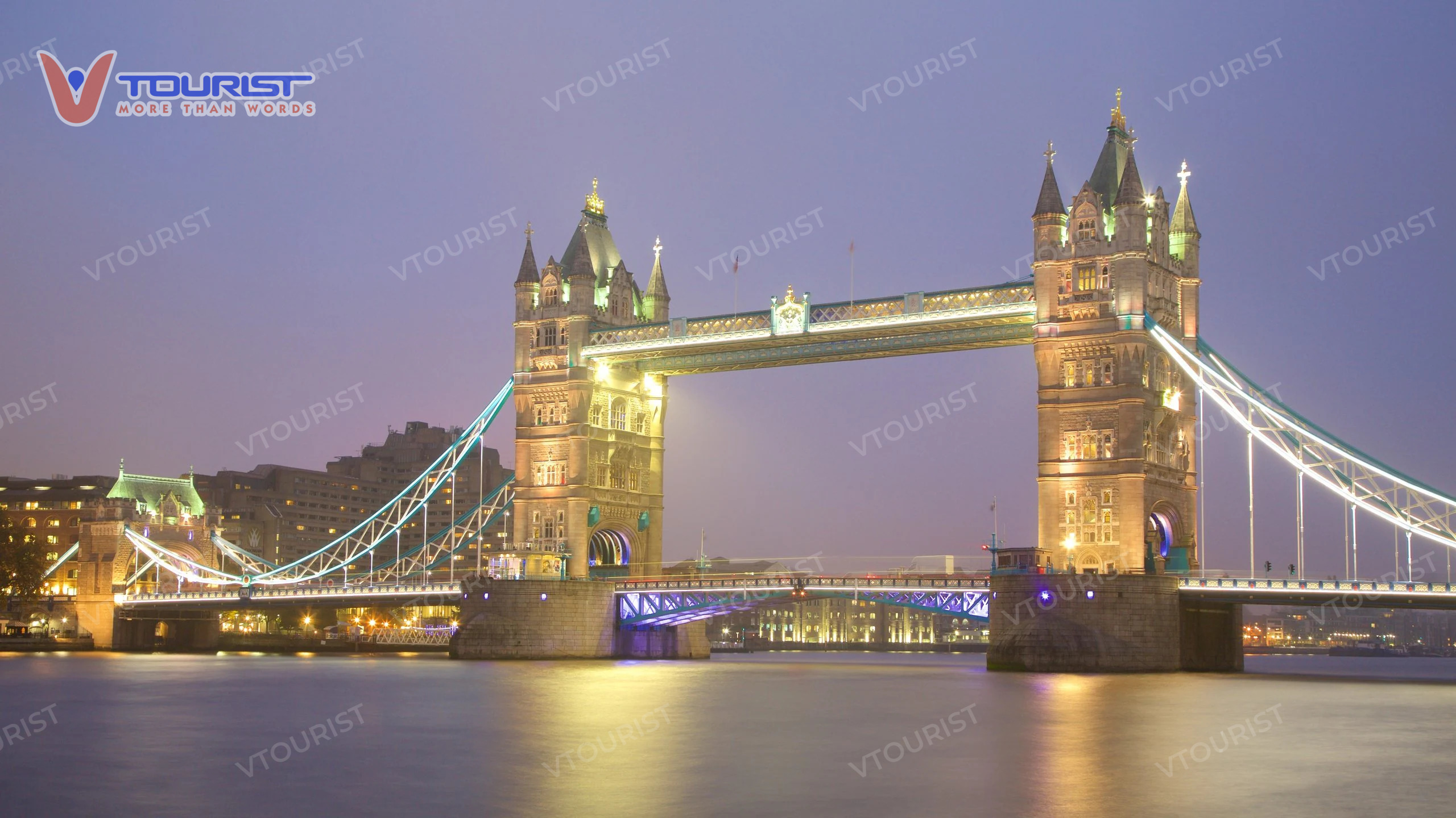 Vẻ đẹp lung linh như bước ra từ truyện cổ tích của Tower Bridge dưới bầu trời đêm London