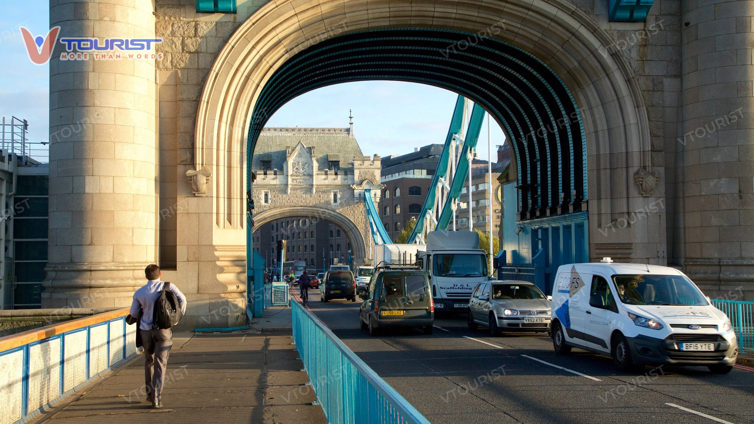 Mặt cầu được phân thành 2 làn đường cho cả xe và người đi bộ