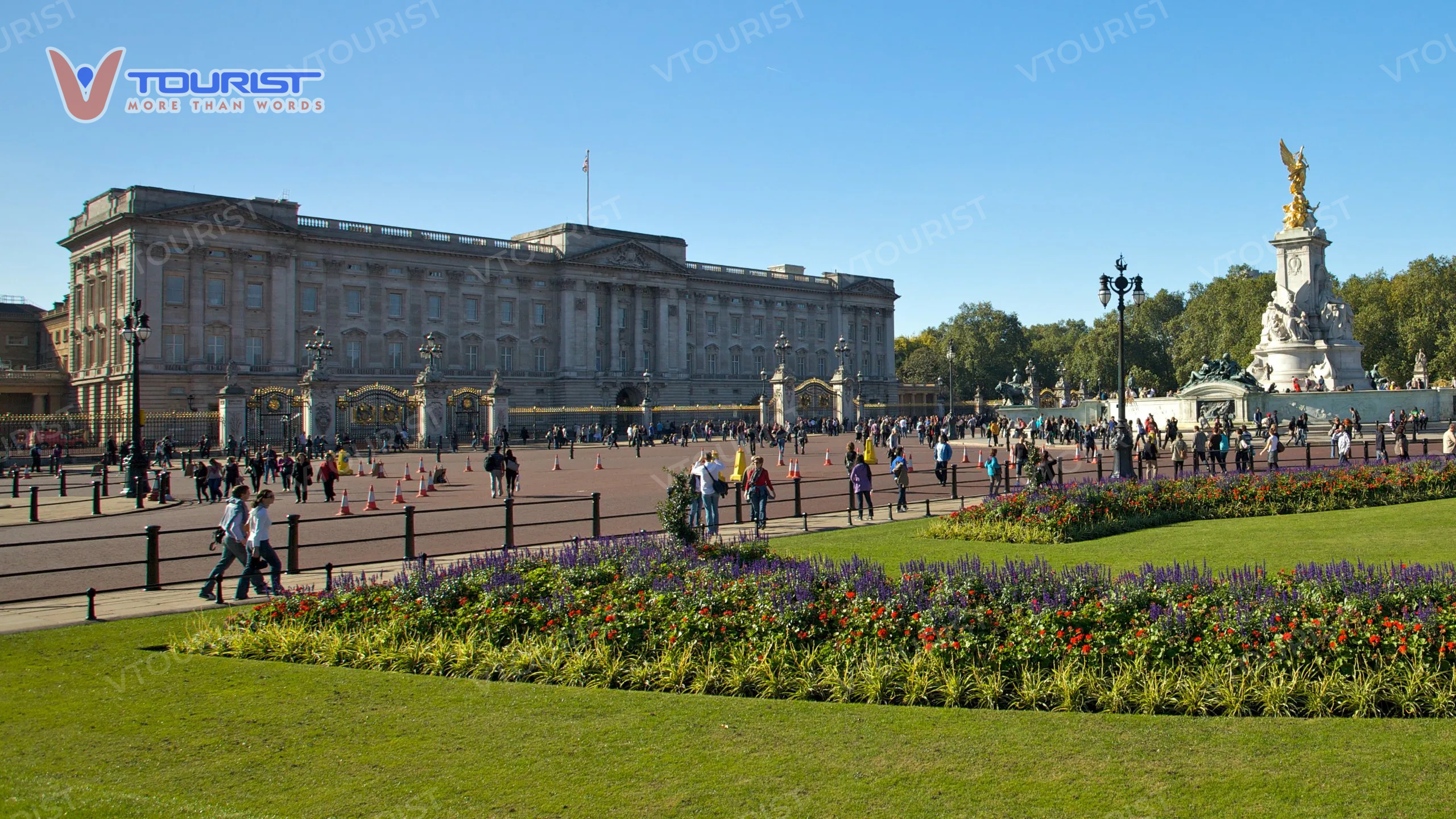 Cung điện Buckingham đón hàng ngàn lượt khách tham quan mỗi ngày kể cả khi không mở cửa tham quan