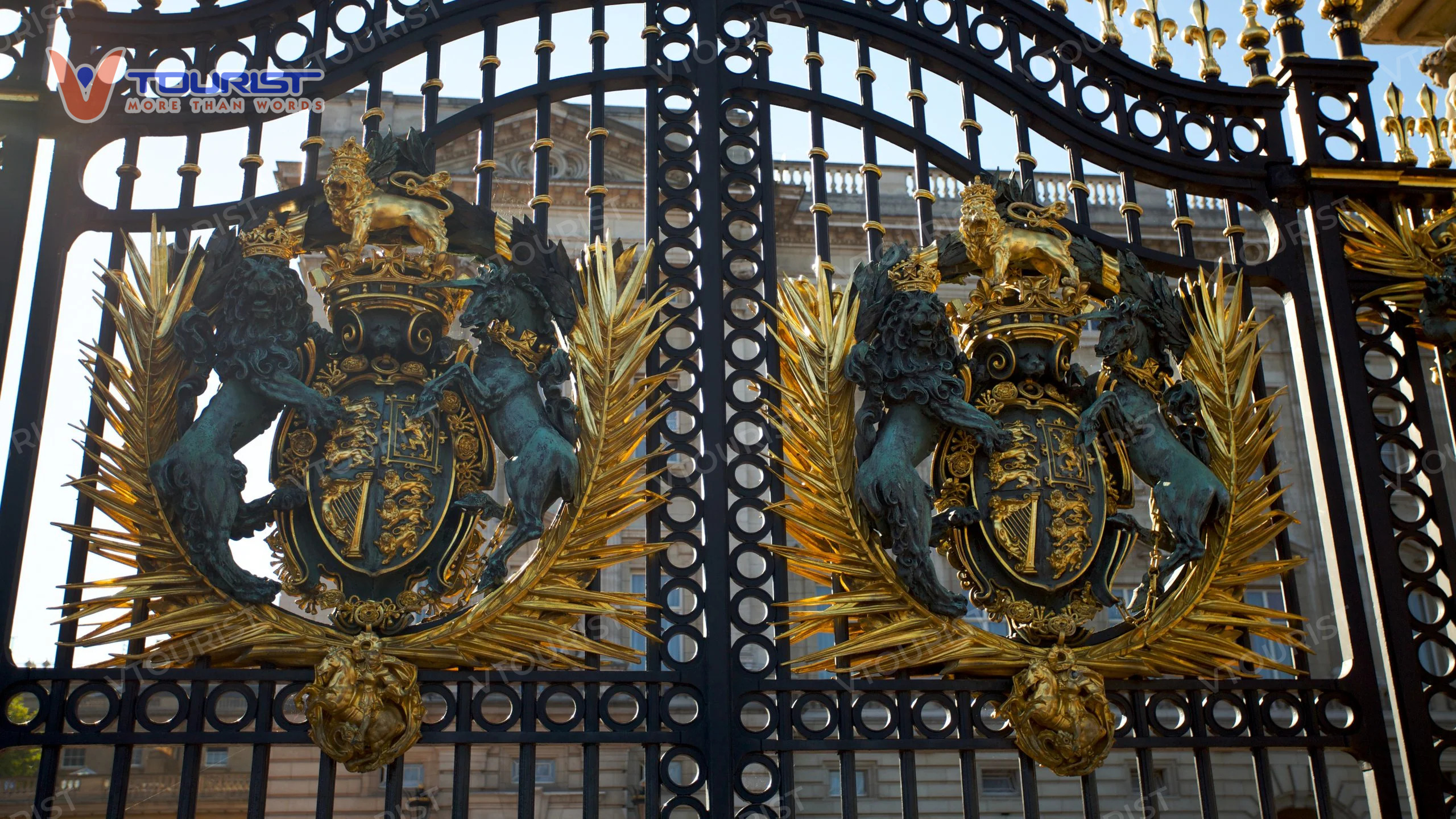 Biểu tượng của Vương quốc Anh trên cổng chính cung điện Buckingham