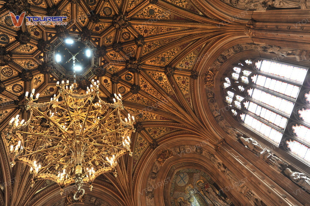 Trần vòm cao vút được chạm khắt tỉ mỉ từng chi tiết mang đậm phong cách quyền lực của hoàng gia Anh