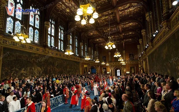 Khung cảnh Nữ hoàng Elizabeth II di qua sảnh Royal Gallery để tiếng vào Thượng Viện