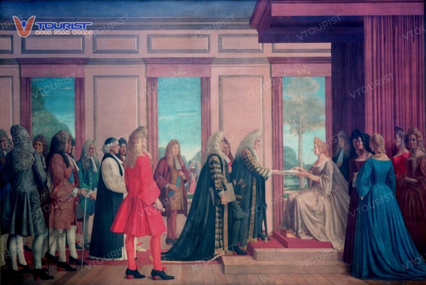 Những câu chuyện về quá trình phát triển của nước Anh được mô tả qua các bức bích họa treo dọc hai bên bờ tường