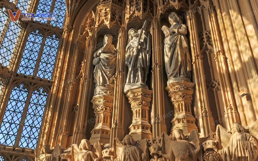 Bức tượng các vị thần được chạm khắc tinh xảo đặt trang nghiêm bên trong tu viện Westminster