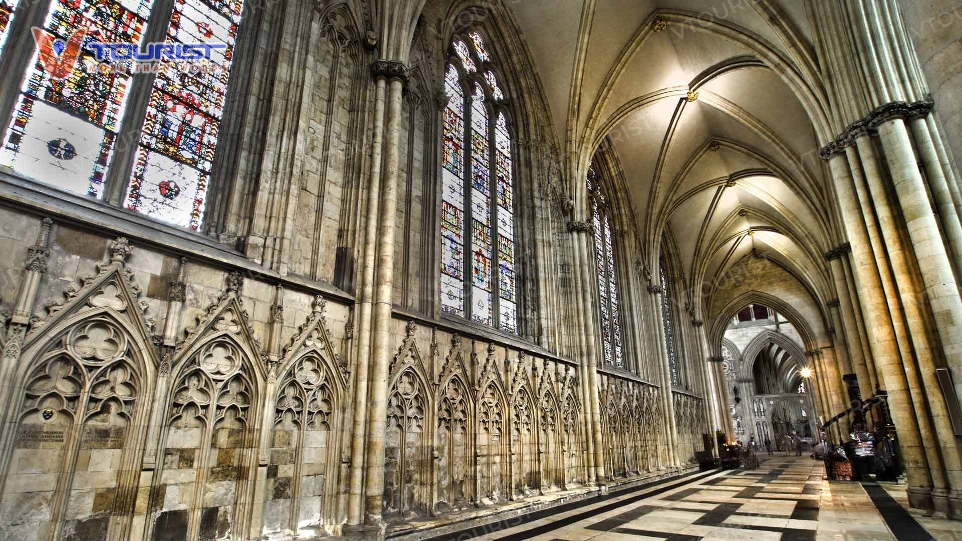 Hành lang dẫn lối vào điện thờ chính