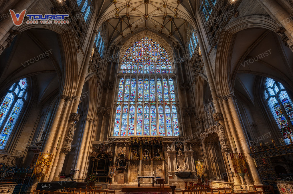 Great East Window là bức tranh kính màu lớn nhất Trung Cổ vẫn còn tồn tại đến ngày nay và là niềm kiêu hãnh của nhà thờ York Minster