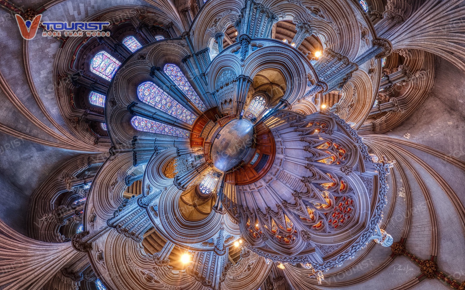 Mái vòm cao vút như đang chạm đến bầu trời London