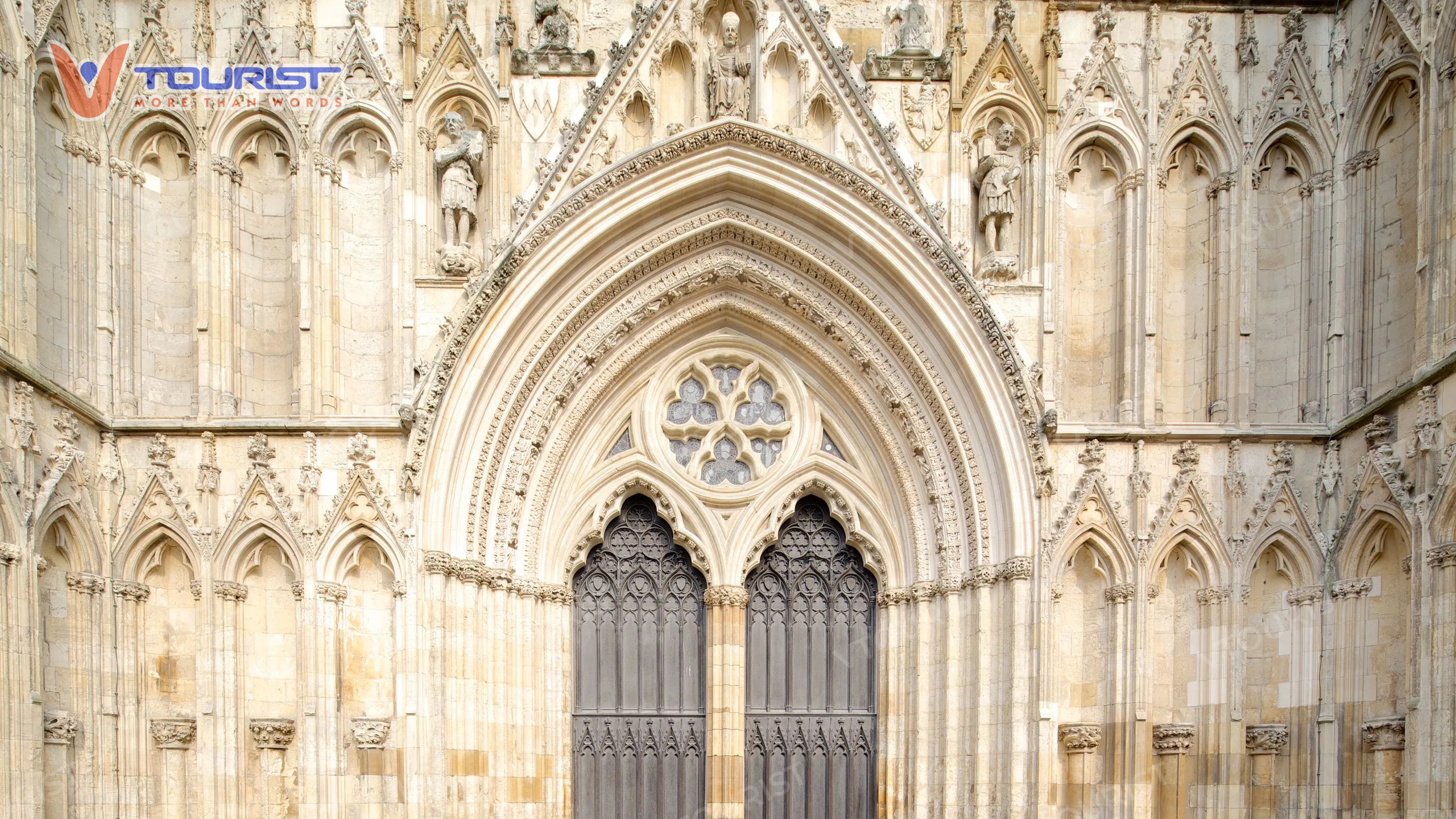 Cánh cổng chính dẫn lối vào nhà thờ York Minster