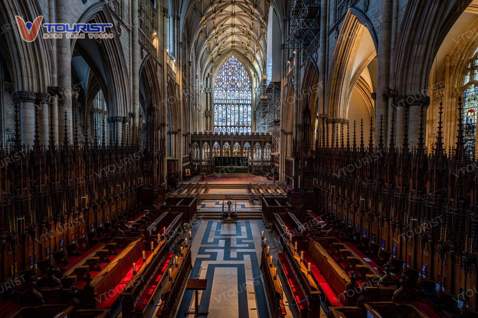 Các chi tiết bên trong nhà thờ đều được chạm khắc tỉ mỉ với nhiều hình ảnh ẩn dụ