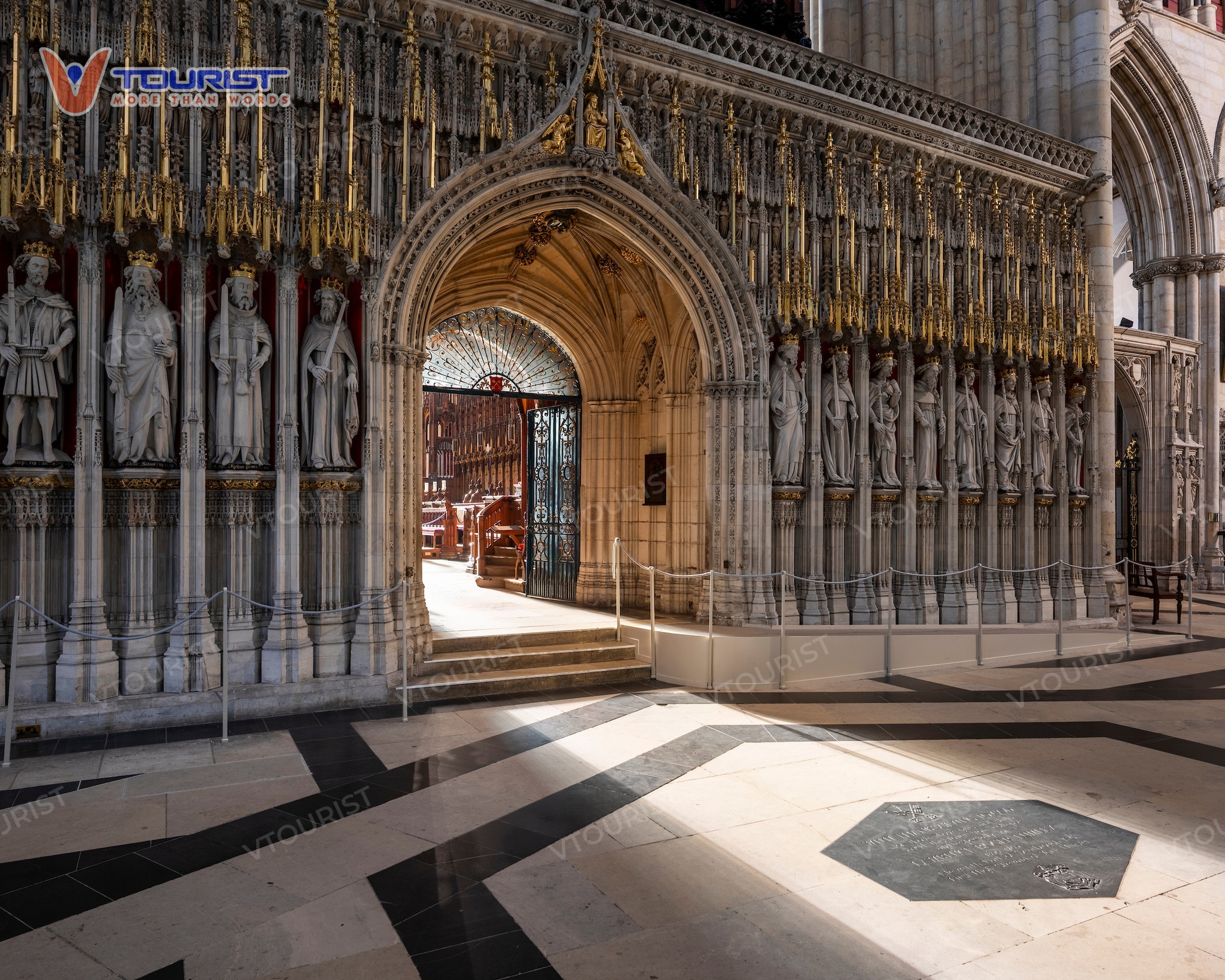 Mỗi cột trụ là một tác phẩm nghệ thuật sống động cho thấy tài năng sáng tạo đỉnh cao của các nghệ nhân