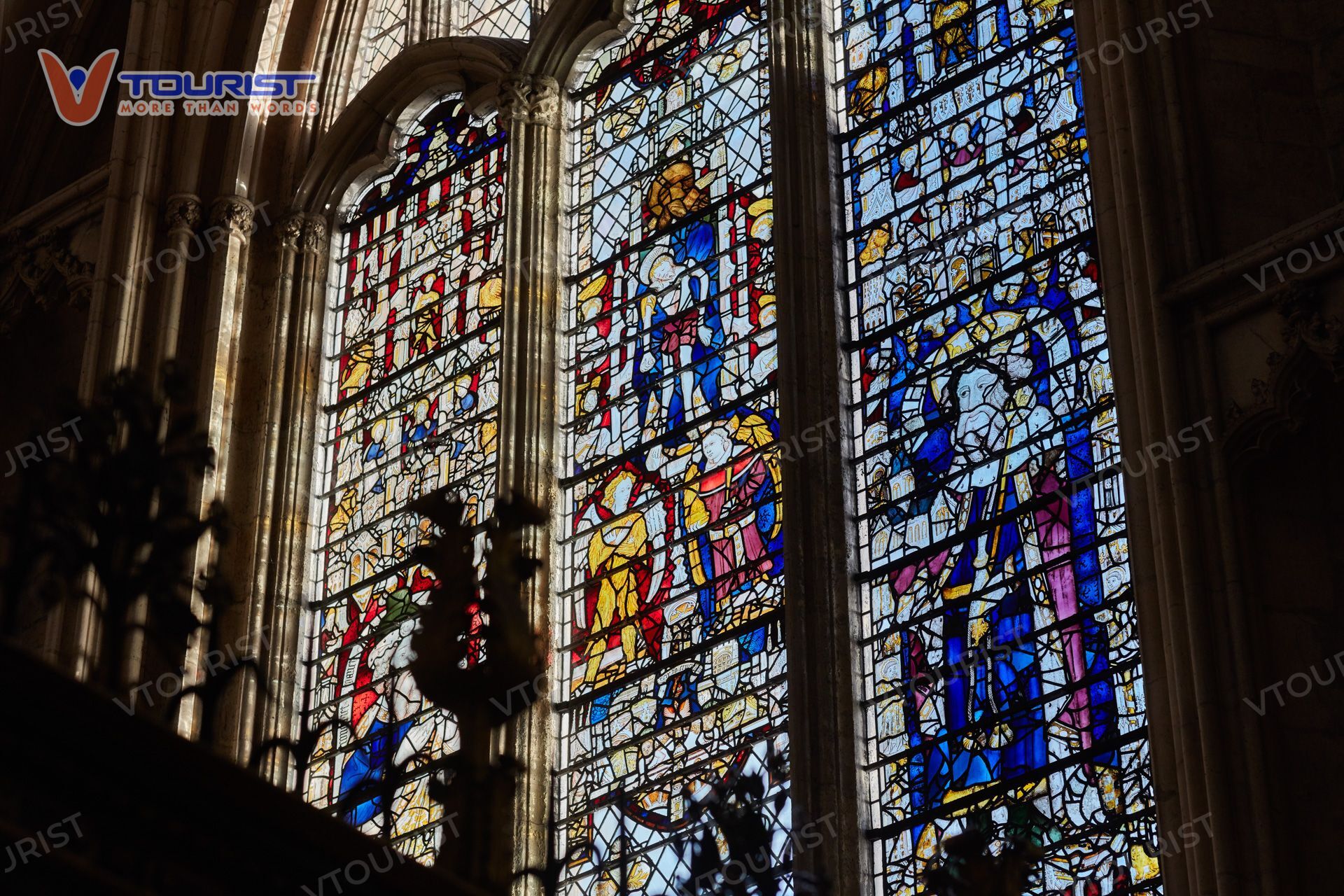 Mỗi bức tranh kính là một câu chuyện trong Kinh Thánh