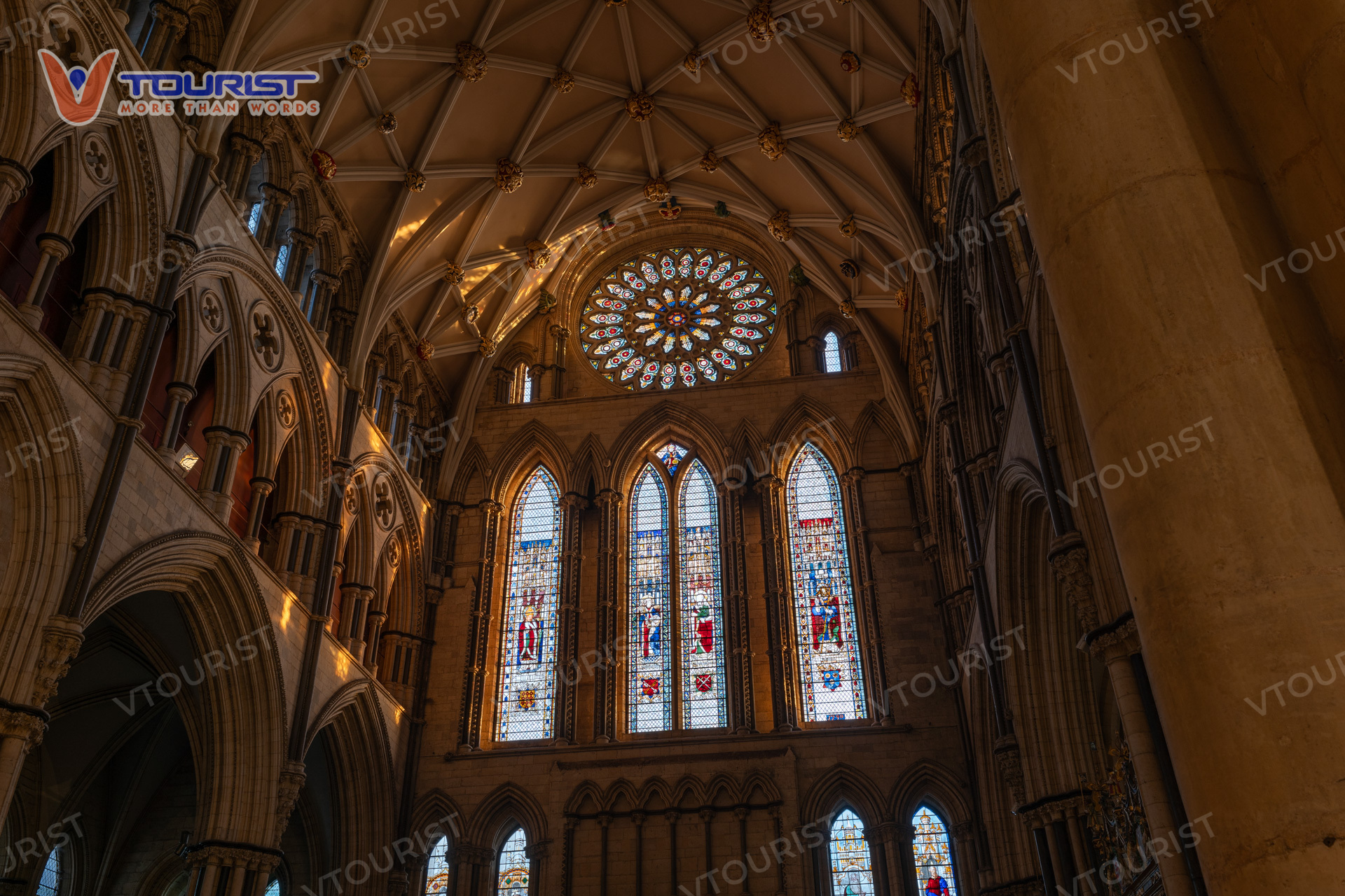 Mỗi nét kiến trúc bên trong nhà thờ như đưa du khách lạc vào một tác phẩm nghệ thuật sống động