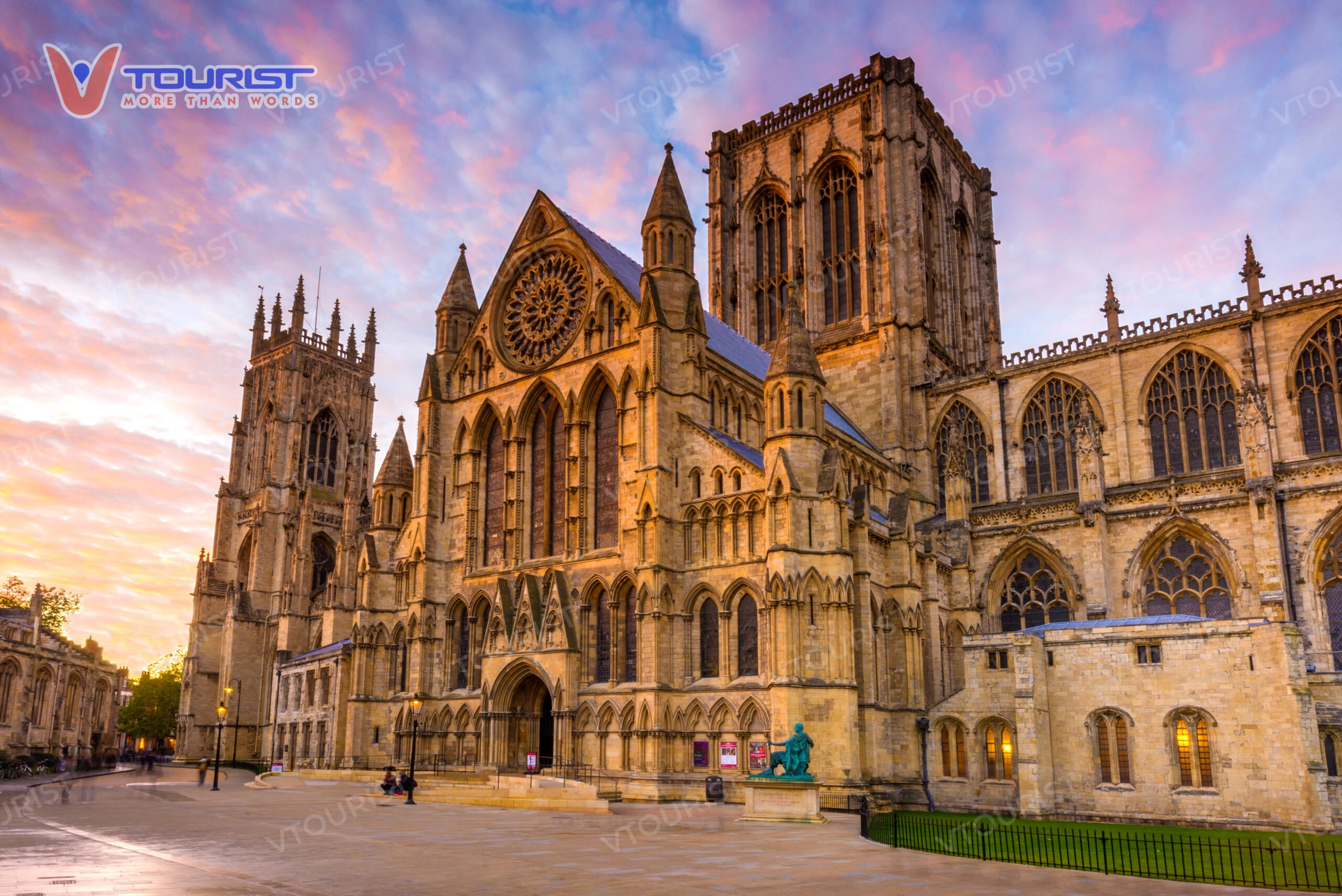 Tòa tháp Trung Tâm của nhà thờ York Minster là biểu tượng cho sự uy nghi và tinh thần vươn lên của nước Anh