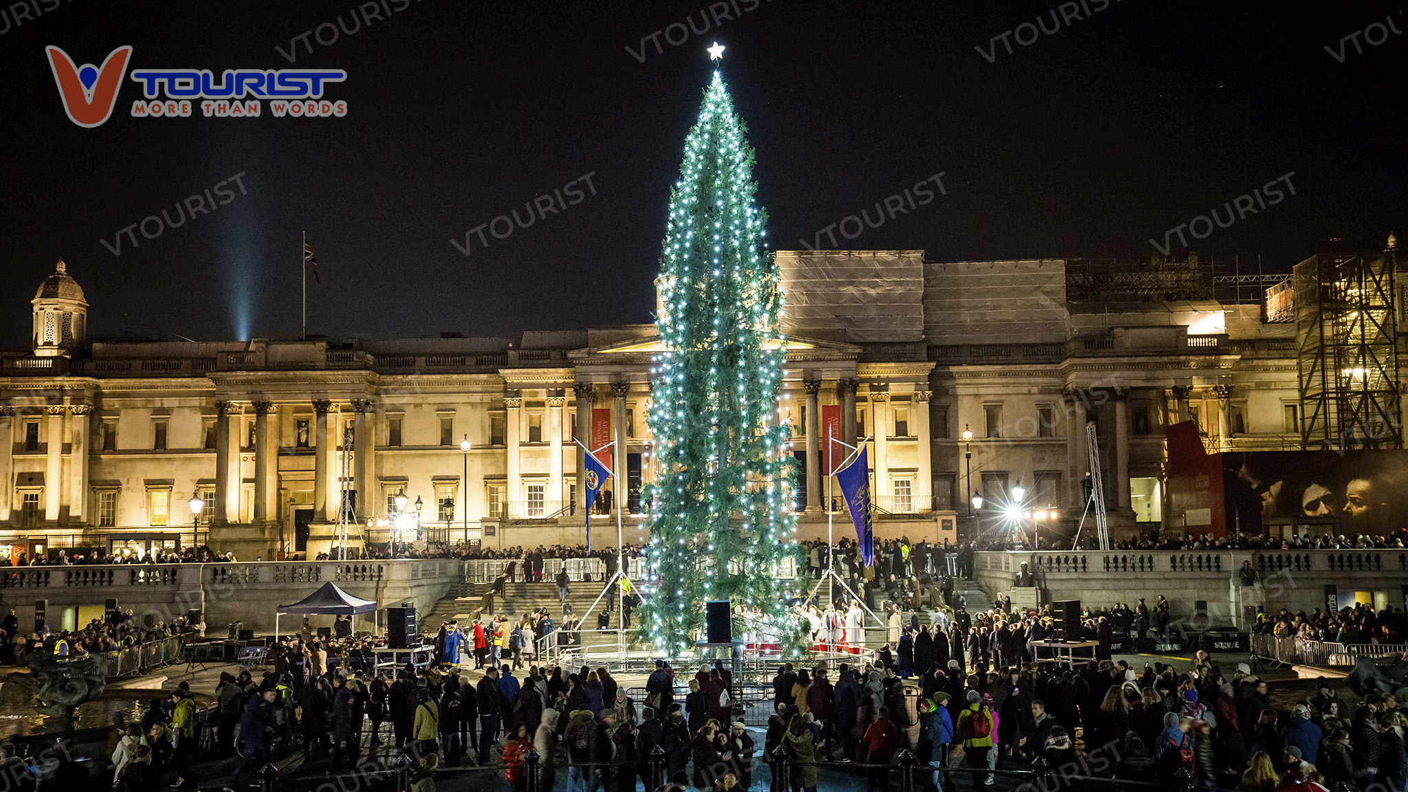 Không gian nhộn nhịp tại quảng trường trong dịp lễ Giáng Sinh