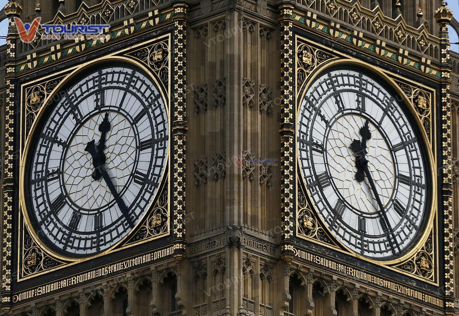 Đồng hồ có 4 mặt được vận hành bằng cơ chế cơ học với độ chuẩn xác gần như tuyệt đối