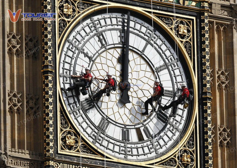 Các mặt đồng hồ là một tác phẩm nghệ thuật được ghép từ 300 mảnh kính opal 