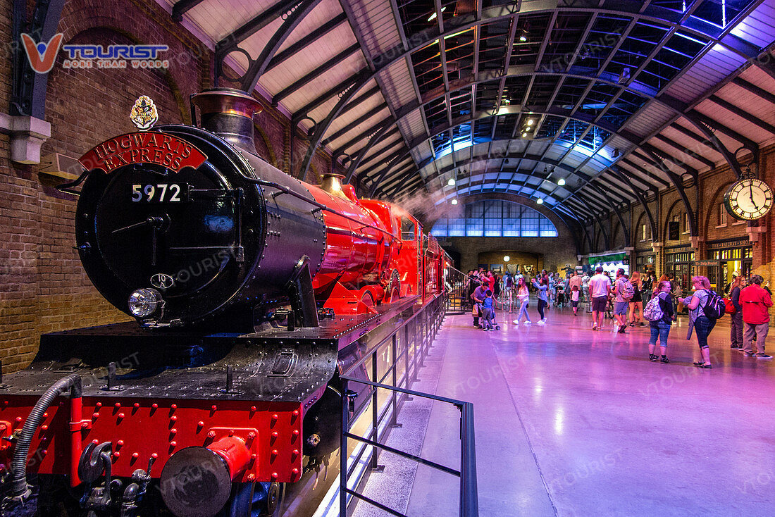Xe lửa Hogwarts Express và sân ga 9¾ huyền thoại của bộ phim đình đám Harry Potter