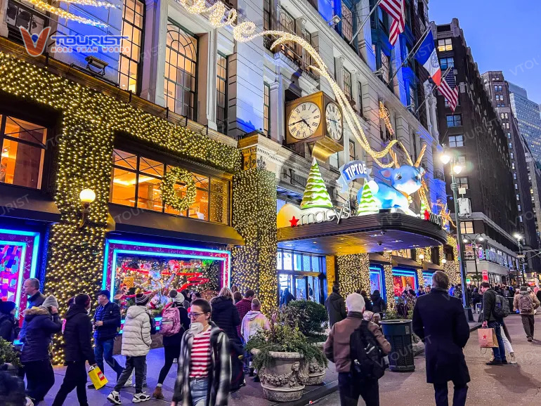 Không gian nhộn nhịp với những ánh đèn lấp lánh mang đậm màu sắc Giáng sinh trên đường phố New York