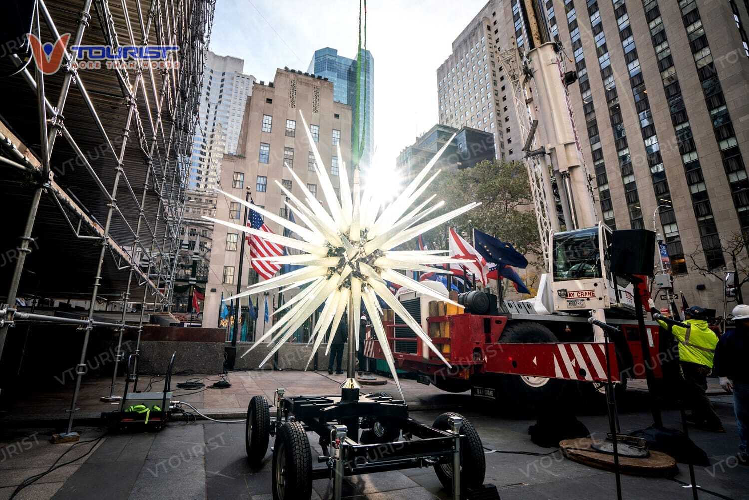 Ngôi sao Swarovski lấp lánh với hàng trăm tia sáng đặt trên đỉnh cây thông