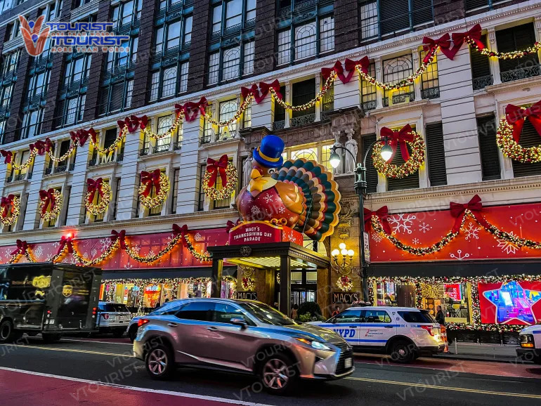 Trung tâm thương mại Macy’s Herald Square là điểm đến mua sắm sầm uất bậc nhất trong mùa Giáng sinh