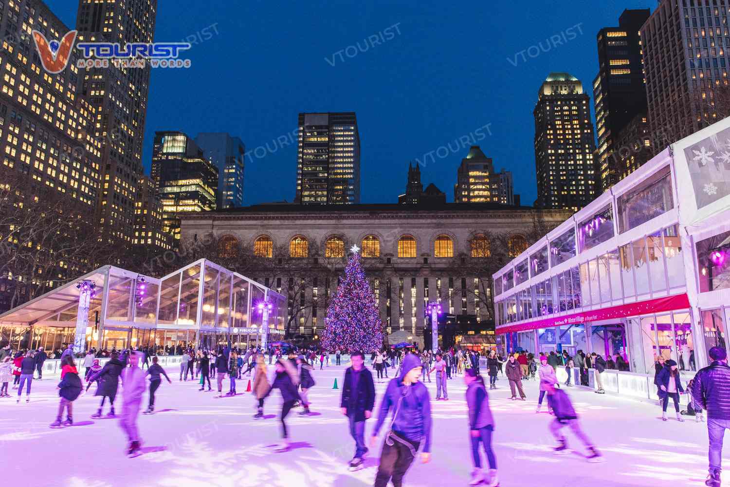 Sân trượt tuyết ngoài trời miễn phí nằm ngay trước Winter Village là điểm đến được nhiều du khách yêu thích ghé thăm mỗi dịp Giáng sinh