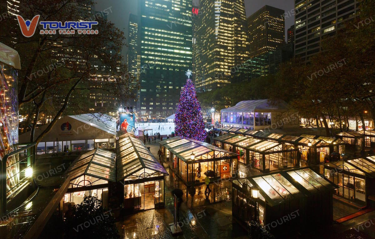 Những bài hát Giáng sinh được bật xuyên suốt trong những ngày chợ hoạt động