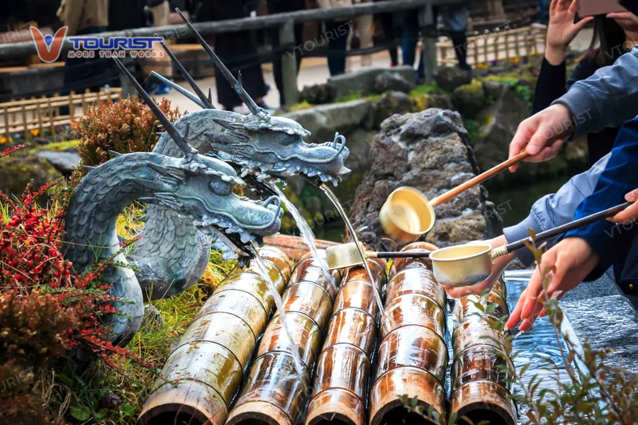 Nghi thức rửa tay trước khi vào làng cổ Oshino Hakkai