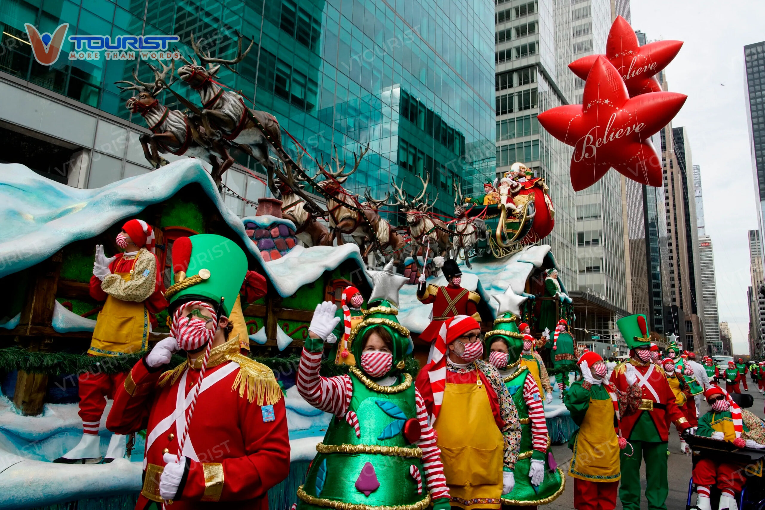 Ông già Noel xuất hiện bên chiếc xe tuần lộc trắng mở màn cho một mùa Giáng sinh bắt đầu trên khắp Hoa Kỳ